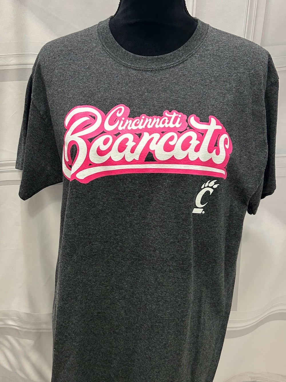 Cincinnati Bearcats Women’s Charcoal & Hot Pink & White Graphic Tee Medium EUC